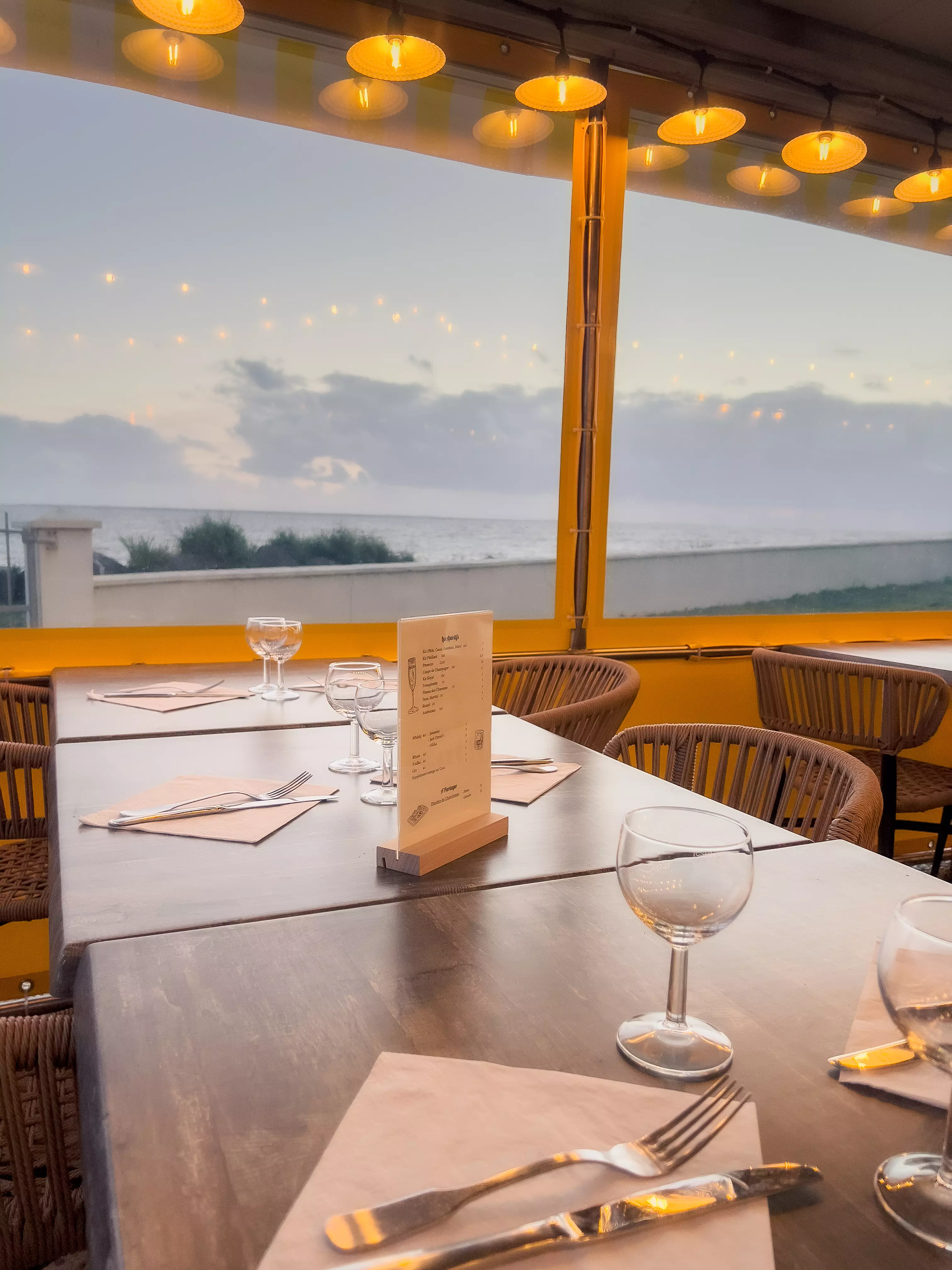 Salle du restaurant avec vue sur la mer